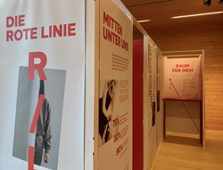 Die Ausstellung "Die rote Linie"